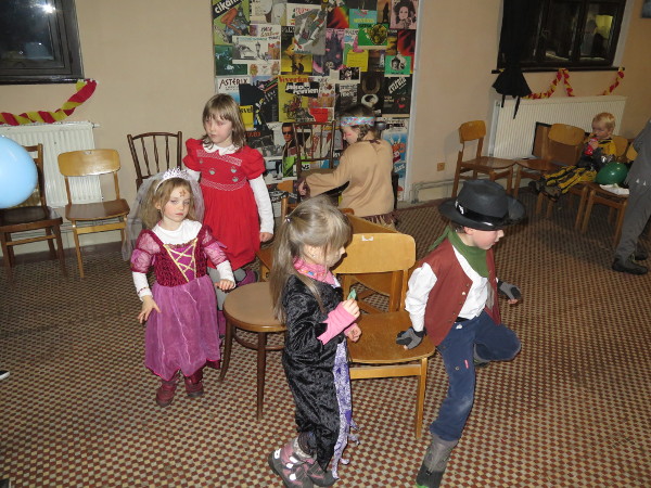 Děti tancují v maskách na farním karnevalu
